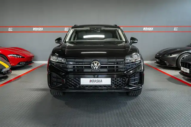 Volkswagen Touareg view 5