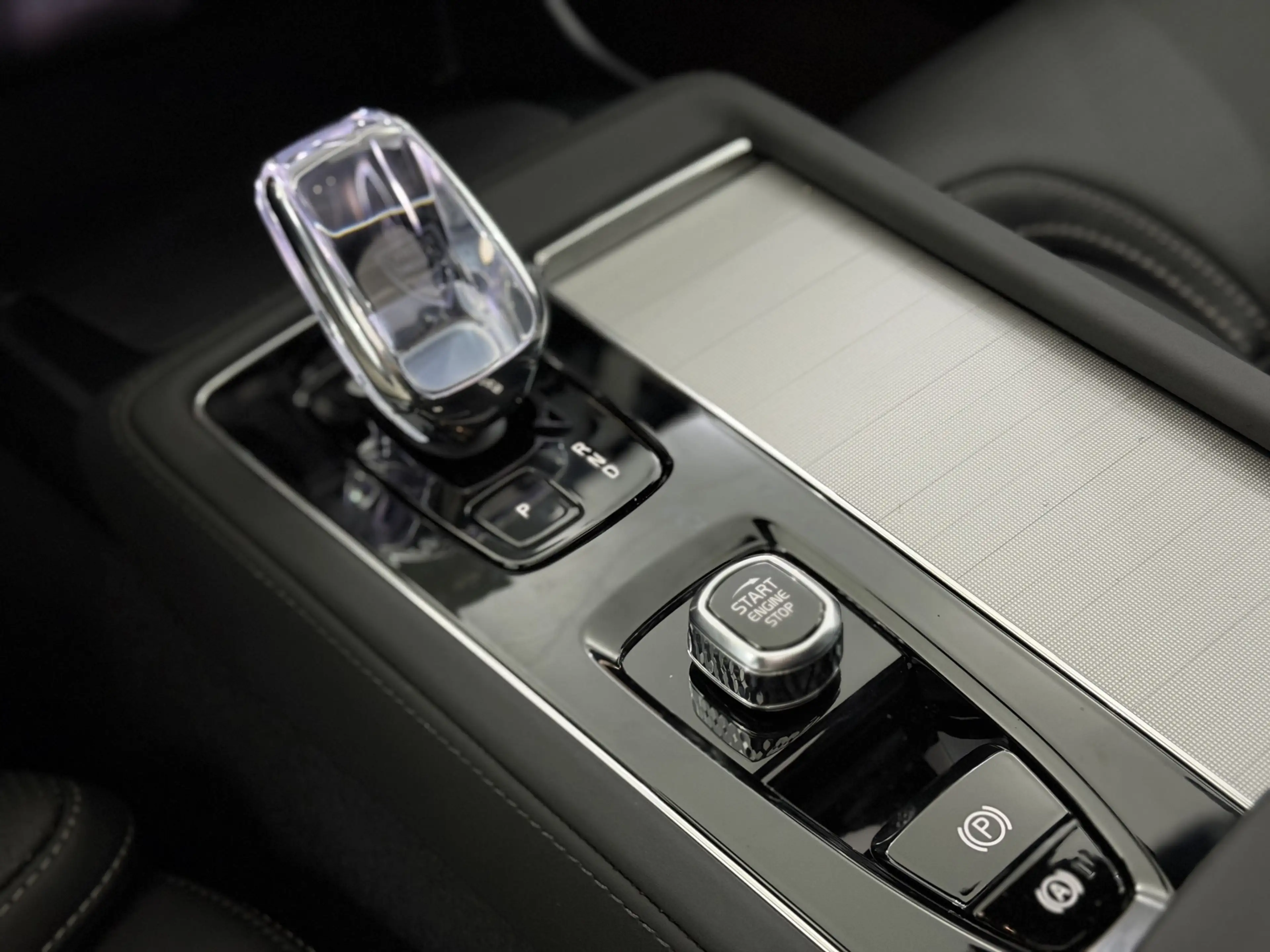 Volvo XC90 2.0 T8 Plug-in hybrid AWD Plus Black Edition Panor — photo 19