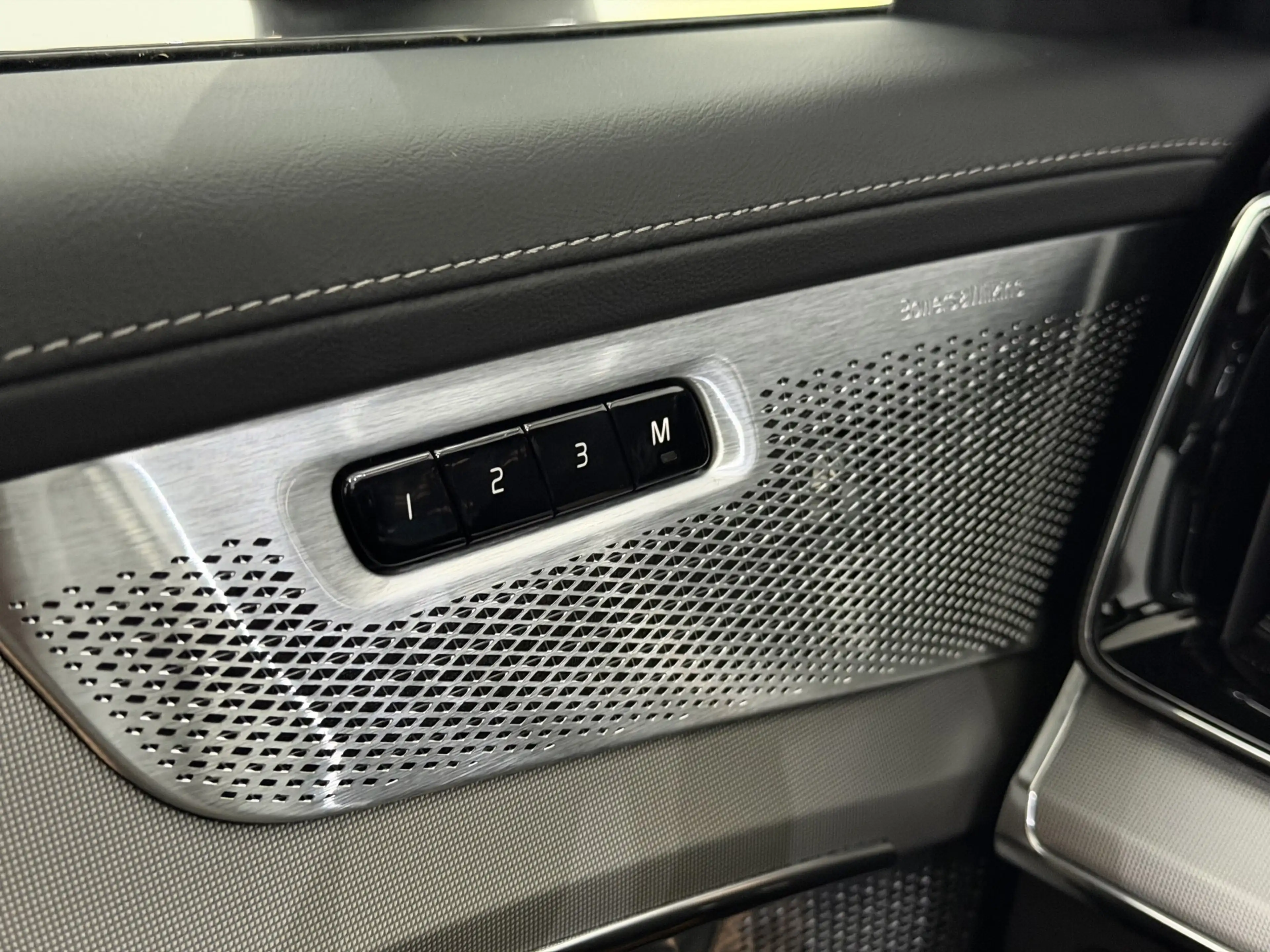 Volvo XC90 2.0 T8 Plug-in hybrid AWD Plus Black Edition Panor — photo 35