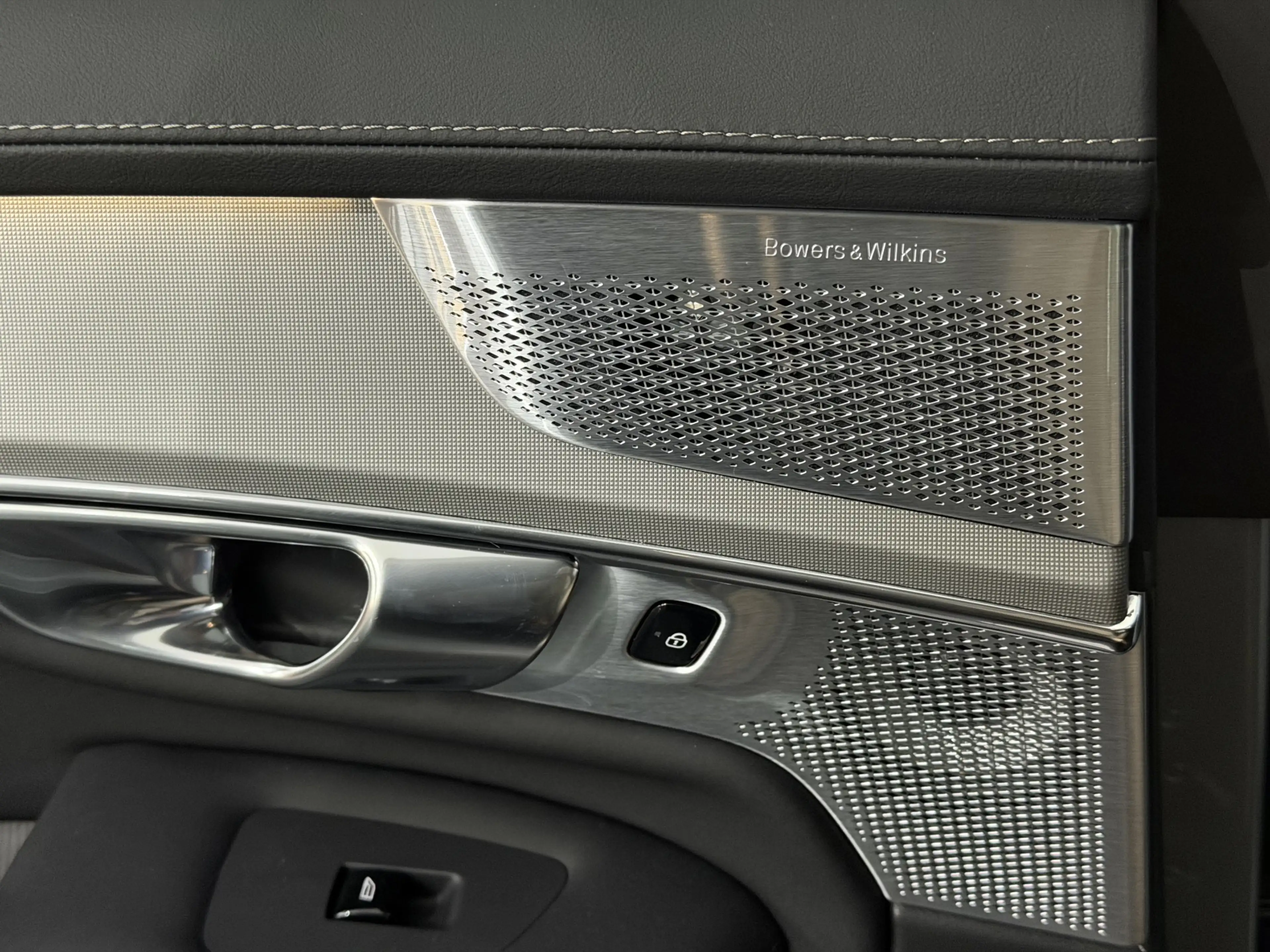 Volvo XC90 2.0 T8 Plug-in hybrid AWD Plus Black Edition Panor — photo 17