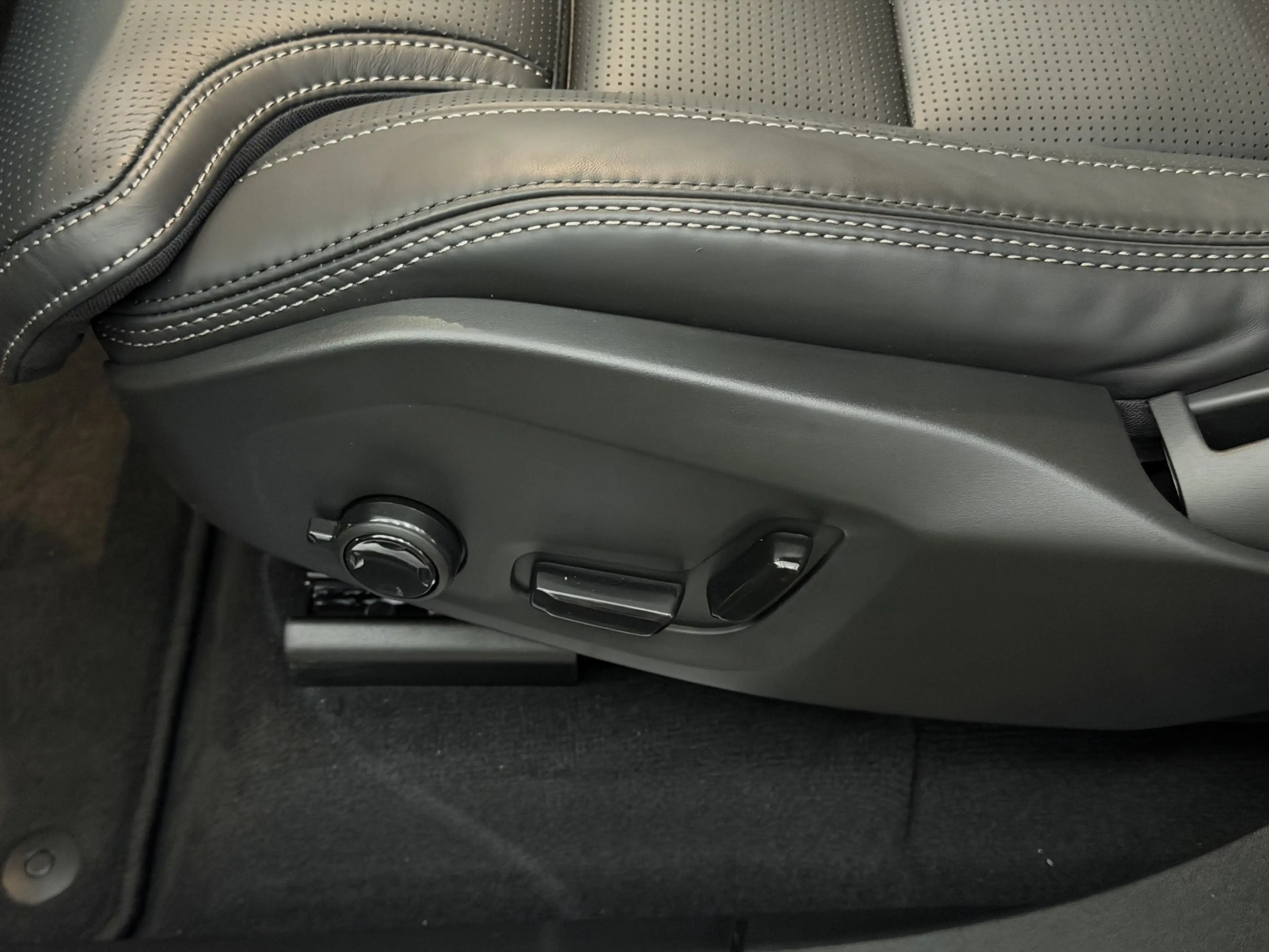 Volvo XC90 2.0 T8 Plug-in hybrid AWD Plus Black Edition Panor — photo 18