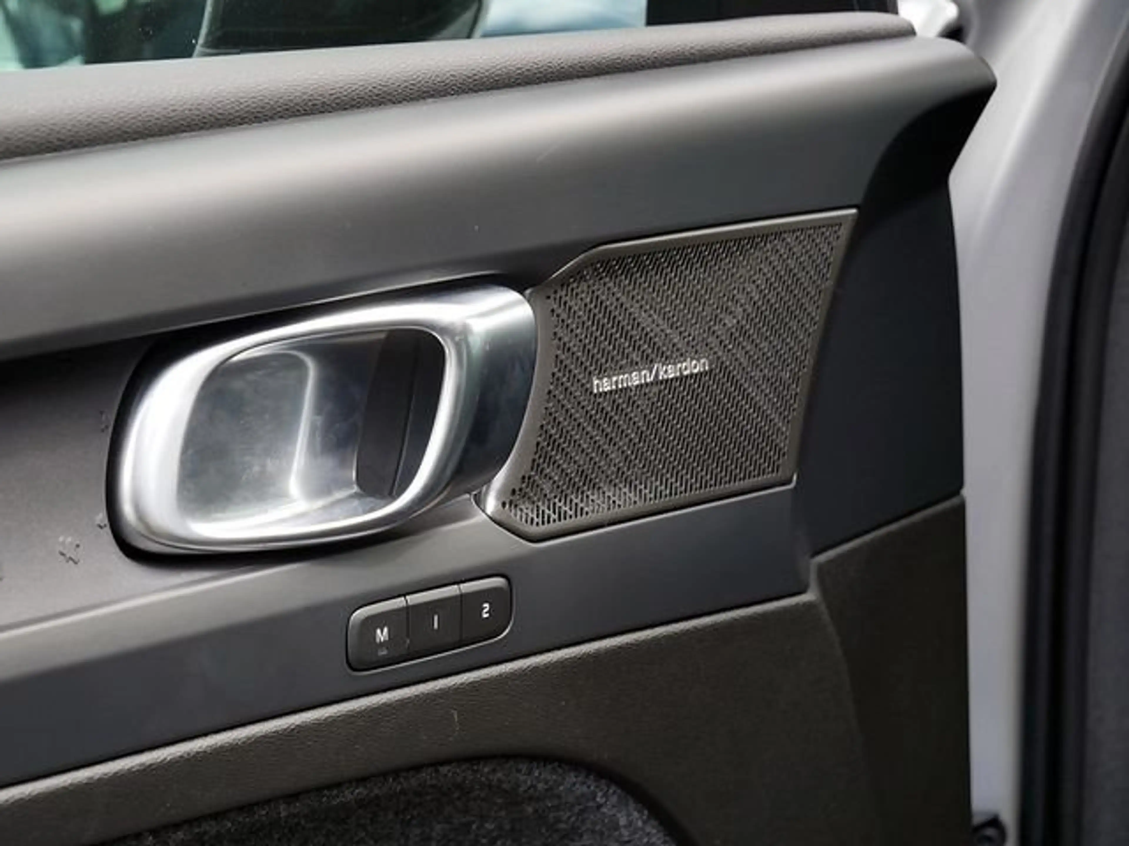 Volvo C40 Ultimate Recharge Pure Electric 2WD LED PANO — photo 14