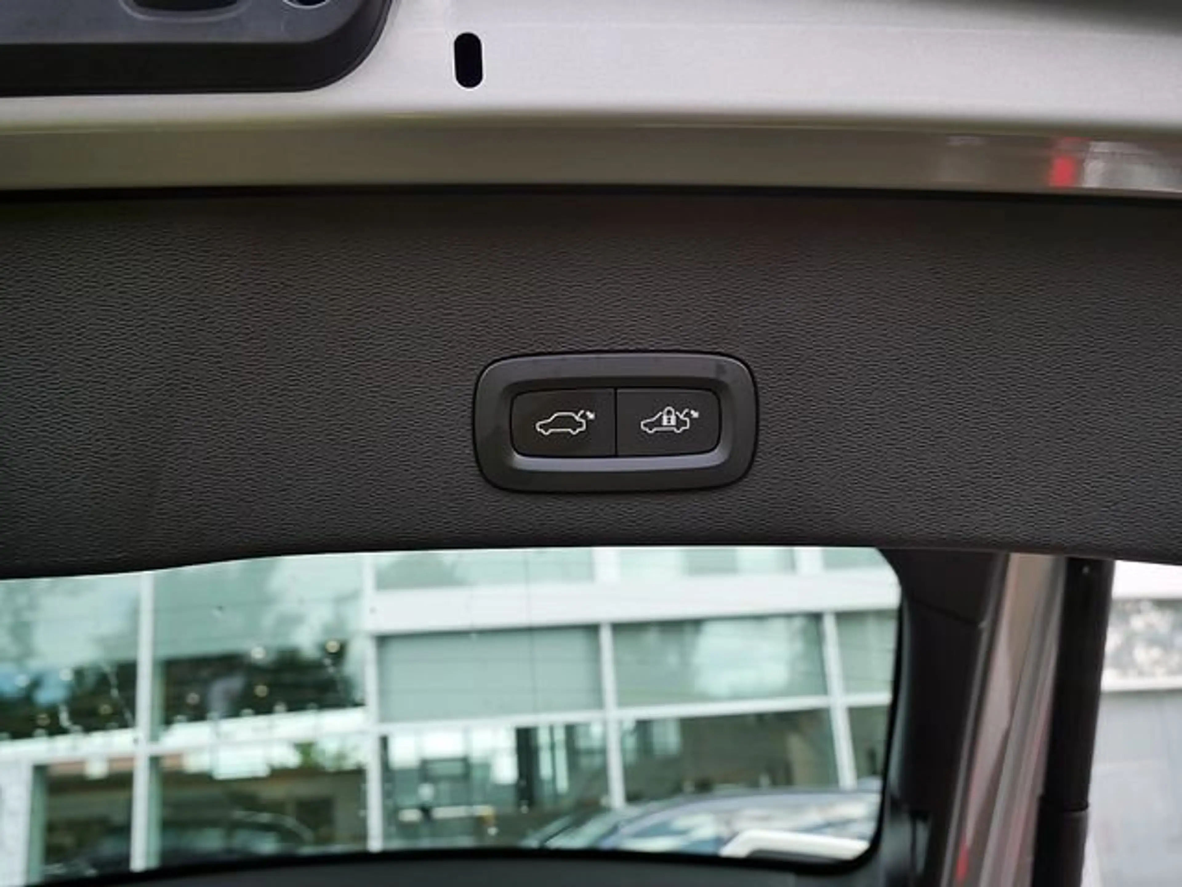 Volvo C40 Ultimate Recharge Pure Electric 2WD LED PANO — photo 12