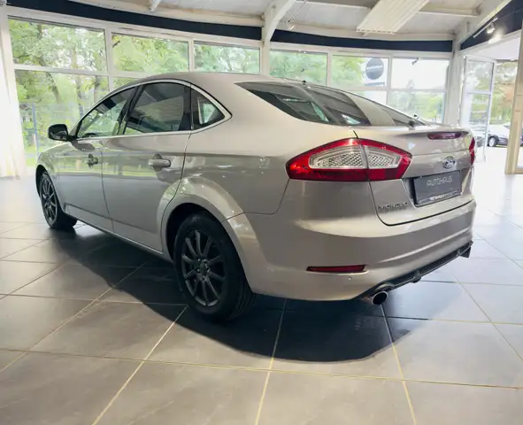 Ford Mondeo view 4