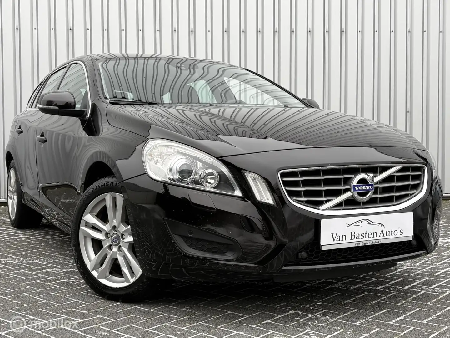 Volvo V60 1.6 T4 Momentum | Aut | 180pk | Xenon | PDC | 12 | Schwarz - 1