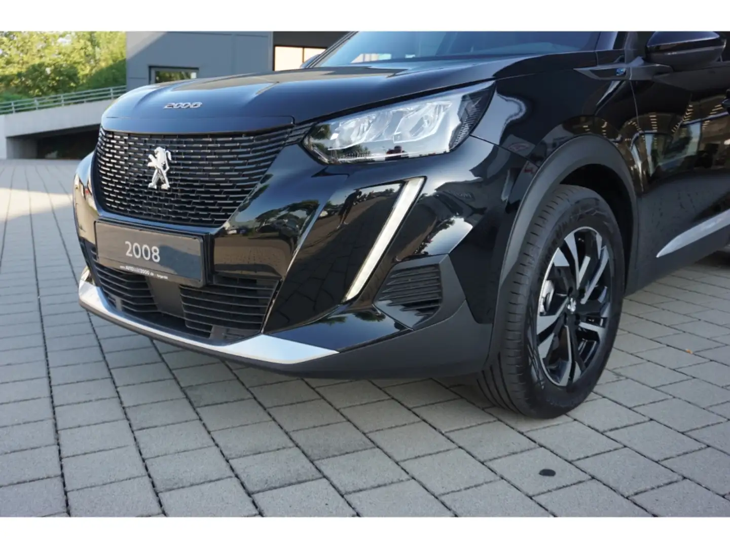 Peugeot 2008 Allure Pack Elektromotor 136 Navi SHZ LED LM PDC Noir - 2