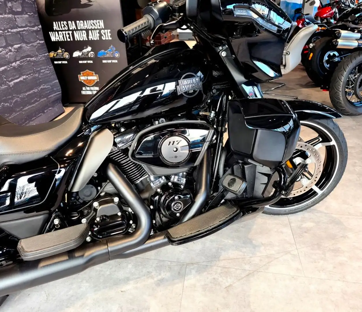 Harley-Davidson Street Glide Ultra Černá - 2