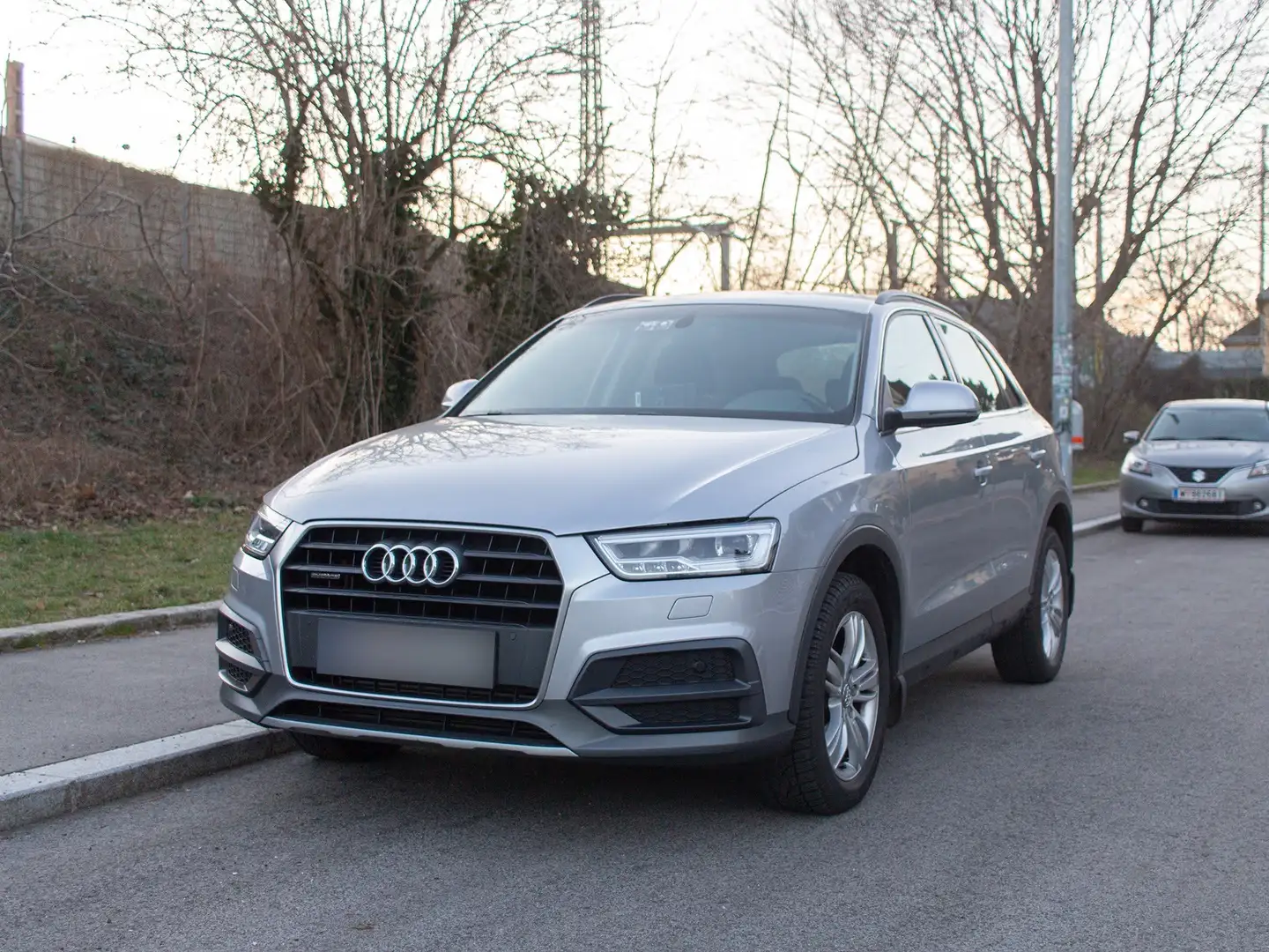 Audi Q3 2,0 TFSI quattro Design S-tronic Silber - 1