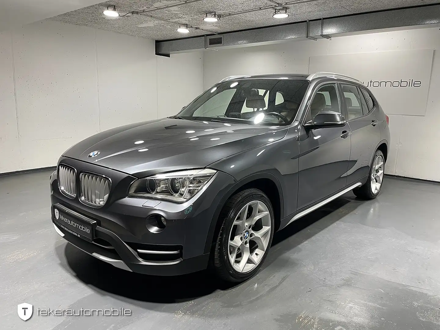 BMW X1 20 i xDrive *Xenon*Navi*Leder* Grau - 1
