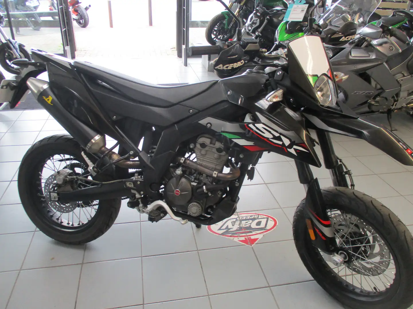Aprilia SX 125 Zwart - 1