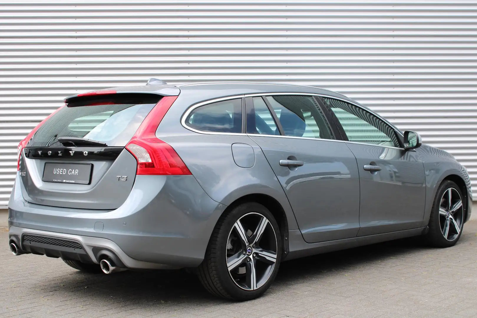 Volvo V60 T3 AUT6 153PK R-Design | Dealer Onderhouden | Stan Grijs - 2