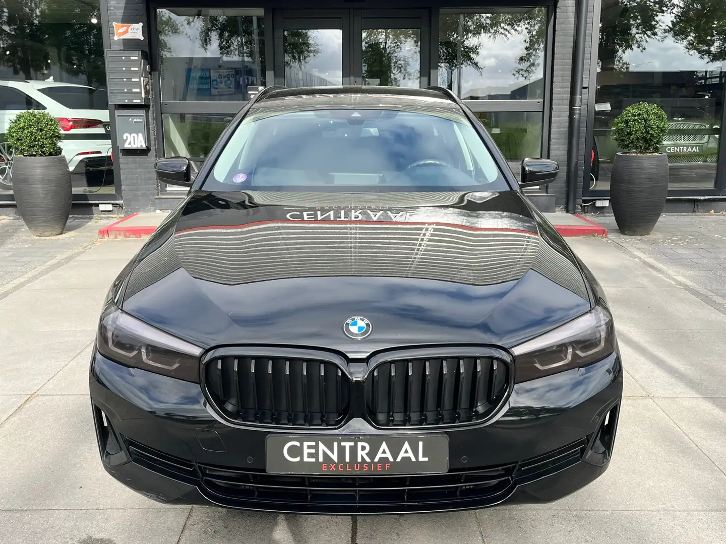 BMW 520 5-serie Touring 520i High Executive LCI 184PK|Navi Zwart - 2