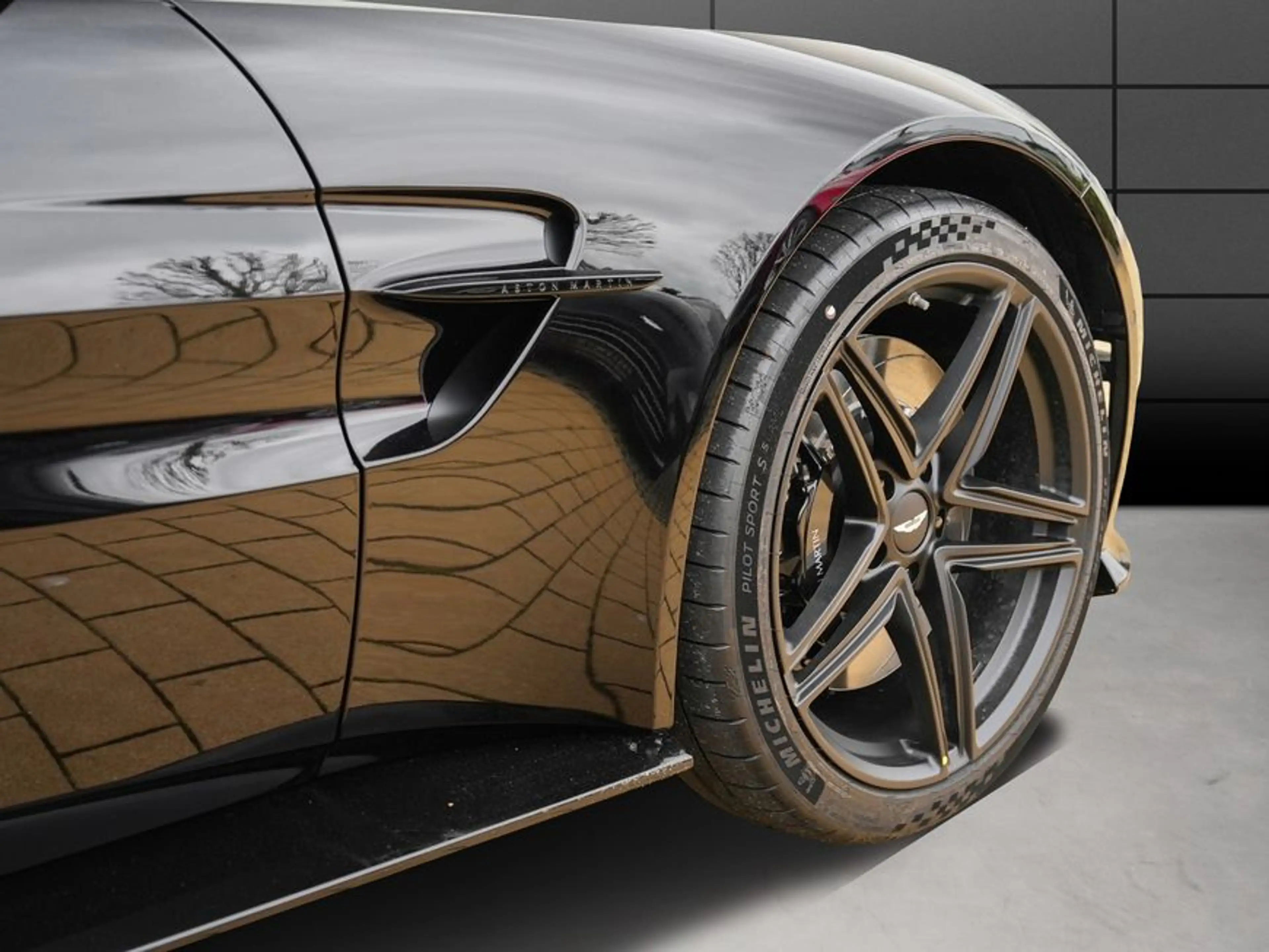Aston Martin V8 Roadster — photo 9