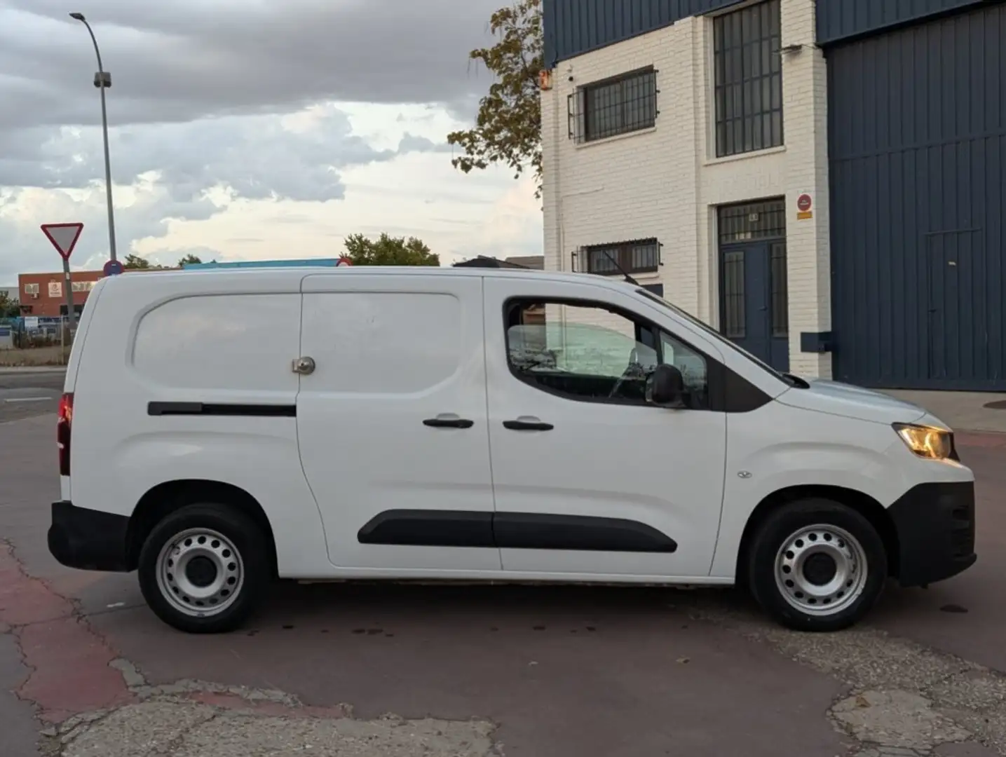 Peugeot Partner 1.5BlueHDI S&S Premium Long 1000kg 100 Blanco - 2
