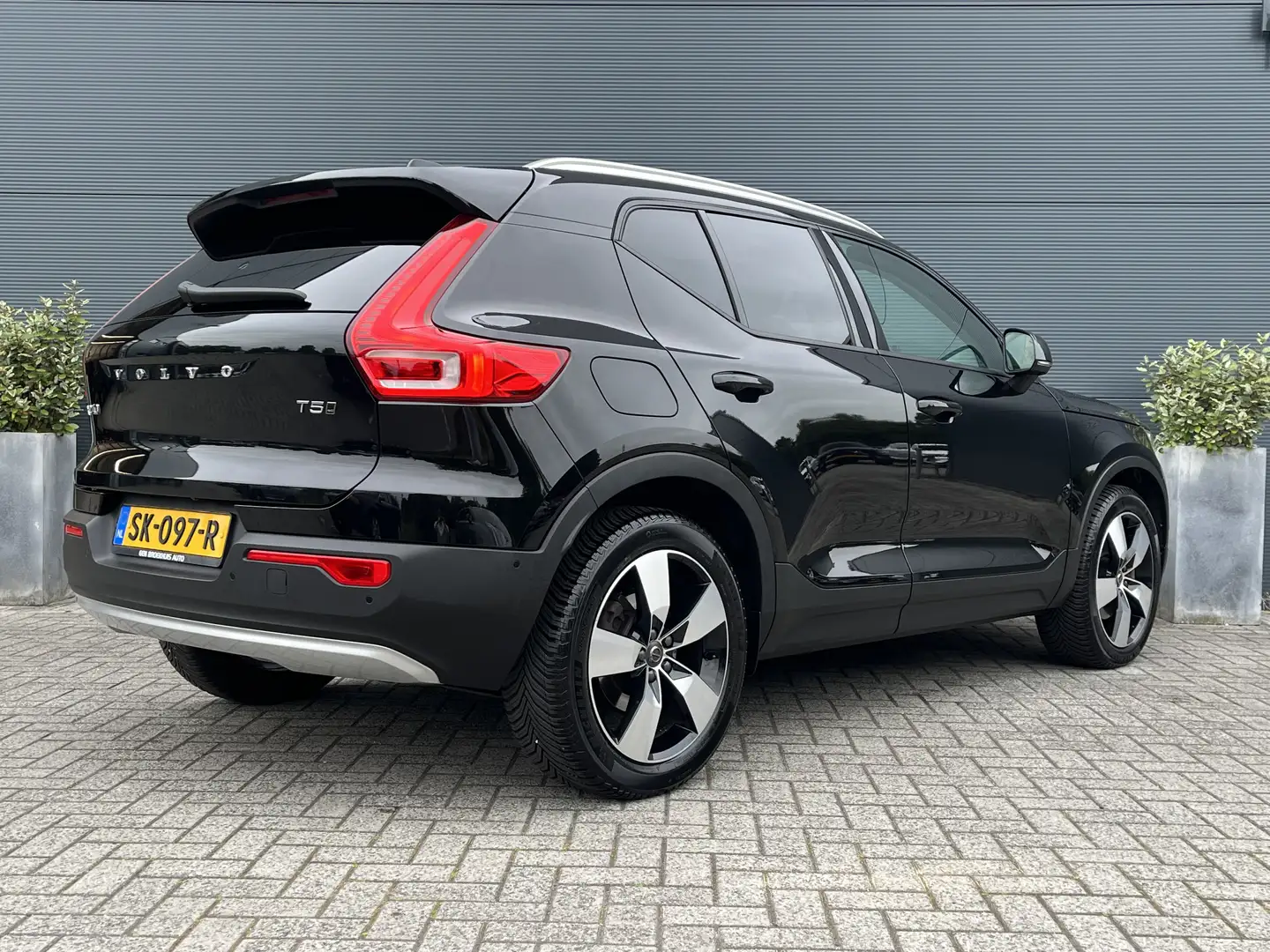 Volvo XC40 2.0 T5 AWD Intro Ed. | Audio installatie premium | Zwart - 2