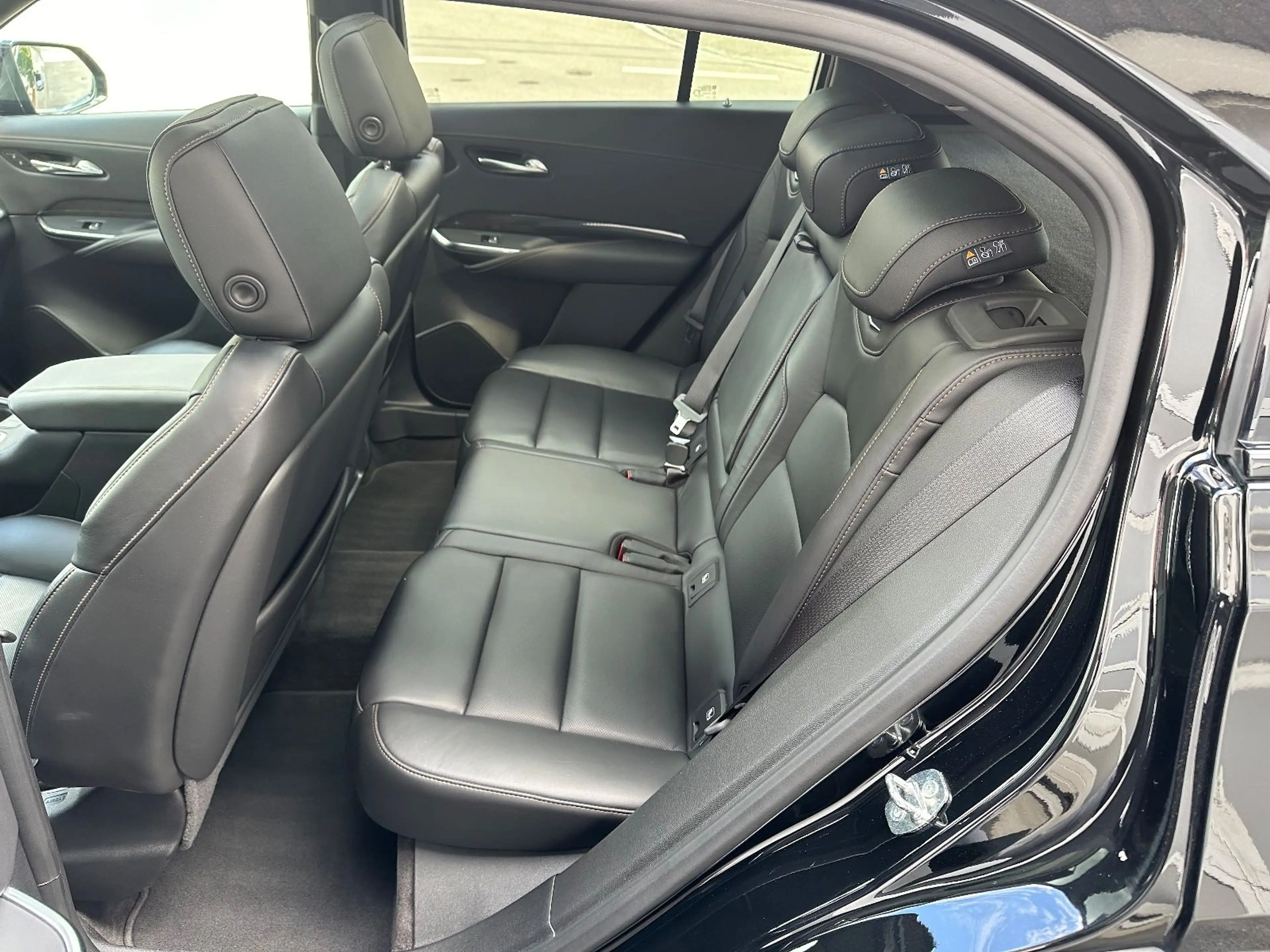 Cadillac XT4 Premium Luxury AWD Platinum — photo 11