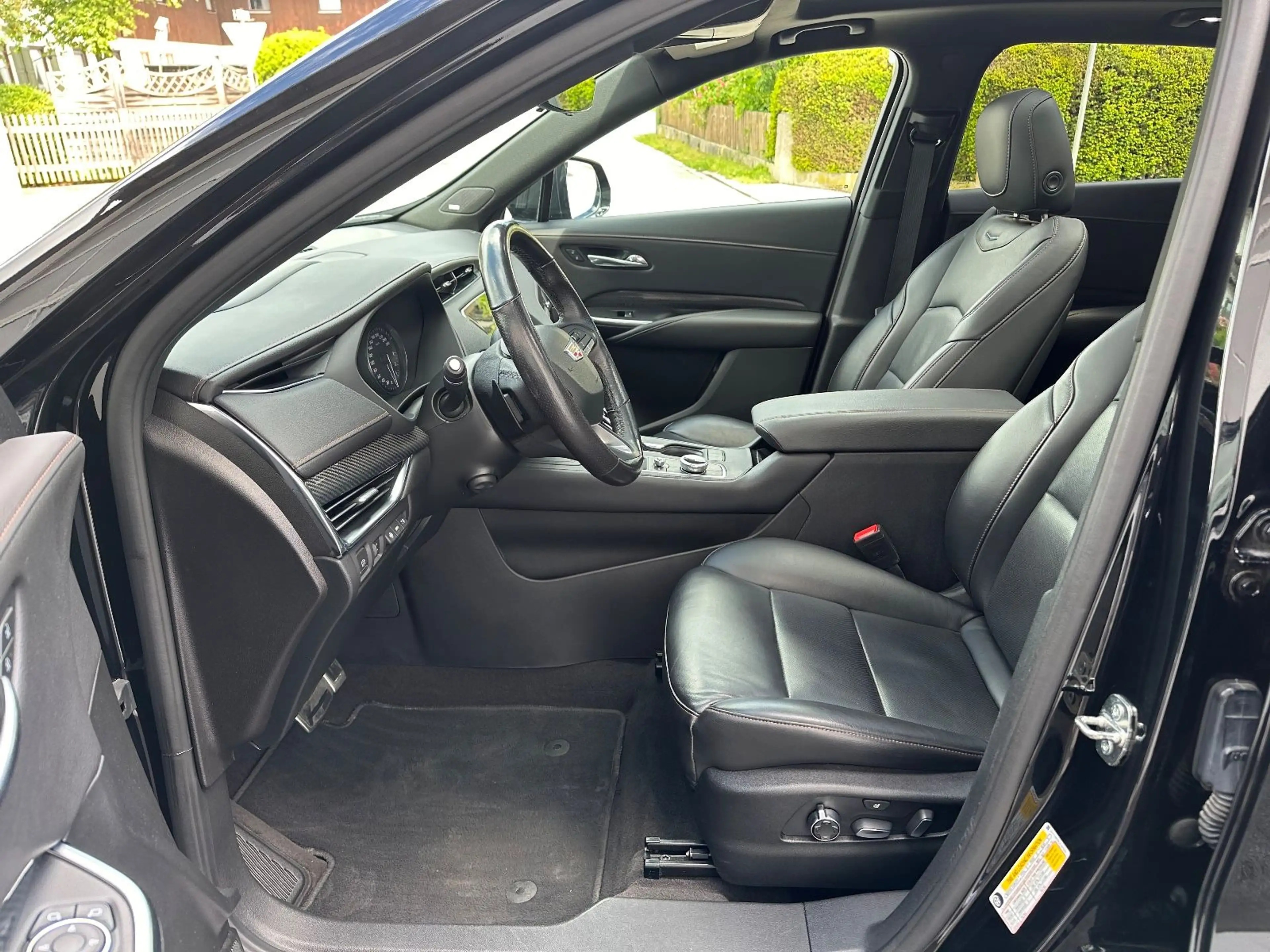 Cadillac XT4 Premium Luxury AWD Platinum — photo 9