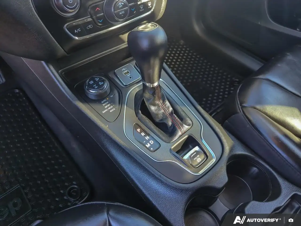 Jeep Cherokee снимка Jeep Cherokee