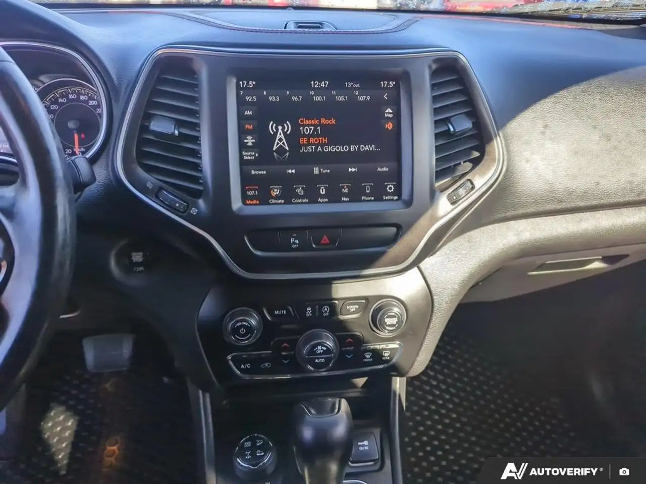 Jeep Cherokee снимка Jeep Cherokee