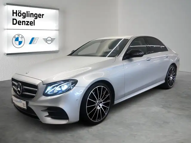 Mercedes-Benz 220 view 2