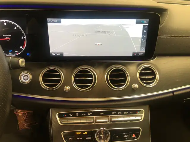 Mercedes-Benz 220 view 8