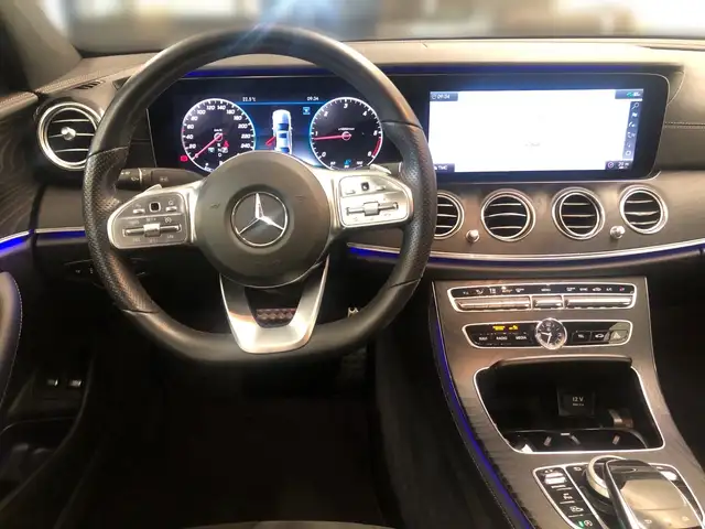 Mercedes-Benz 220 view 11