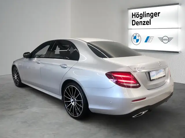 Mercedes-Benz 220 view 13