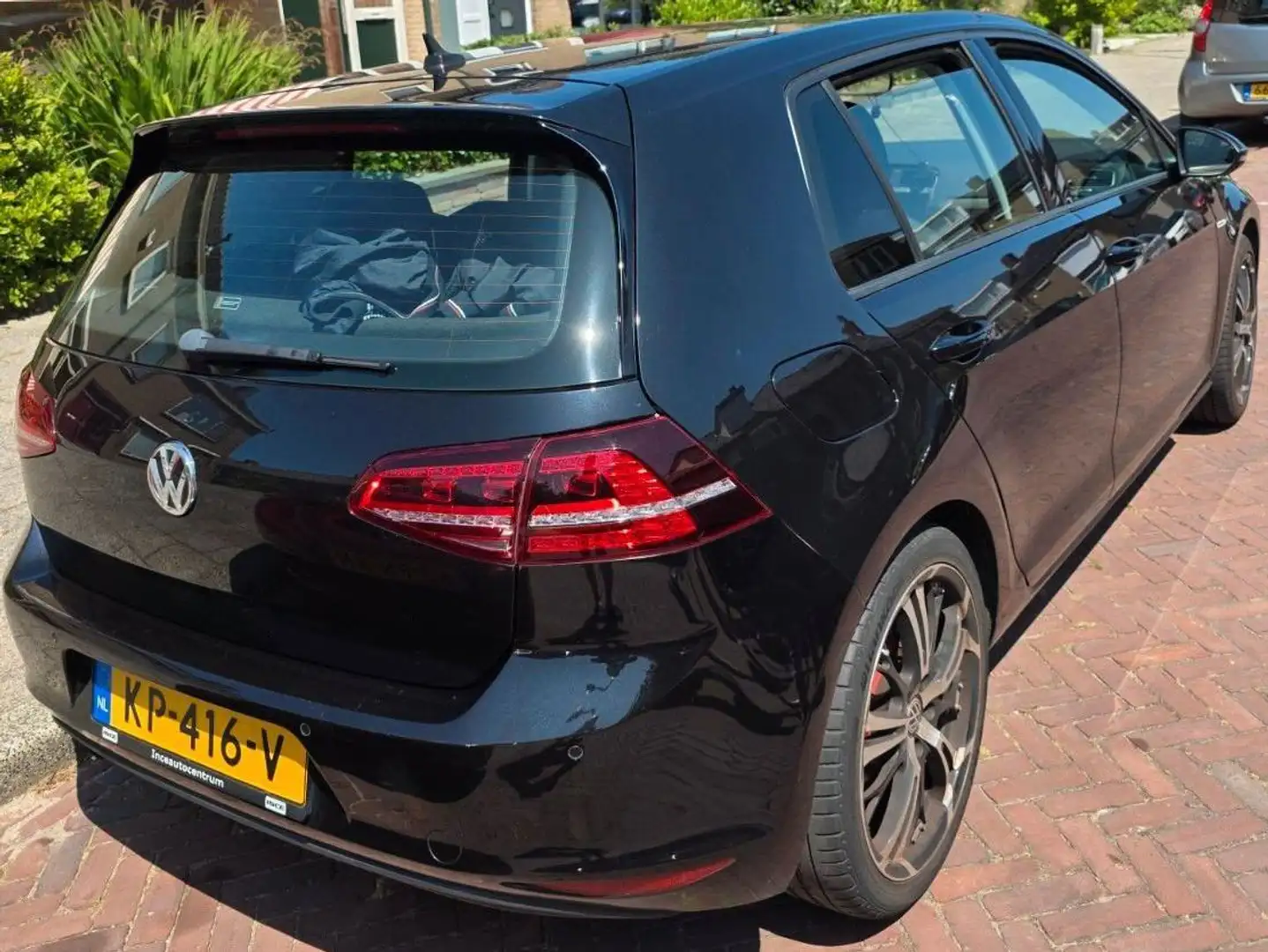 Volkswagen Golf Golf 1.0 TSI Con. Ser. Zwart - 1