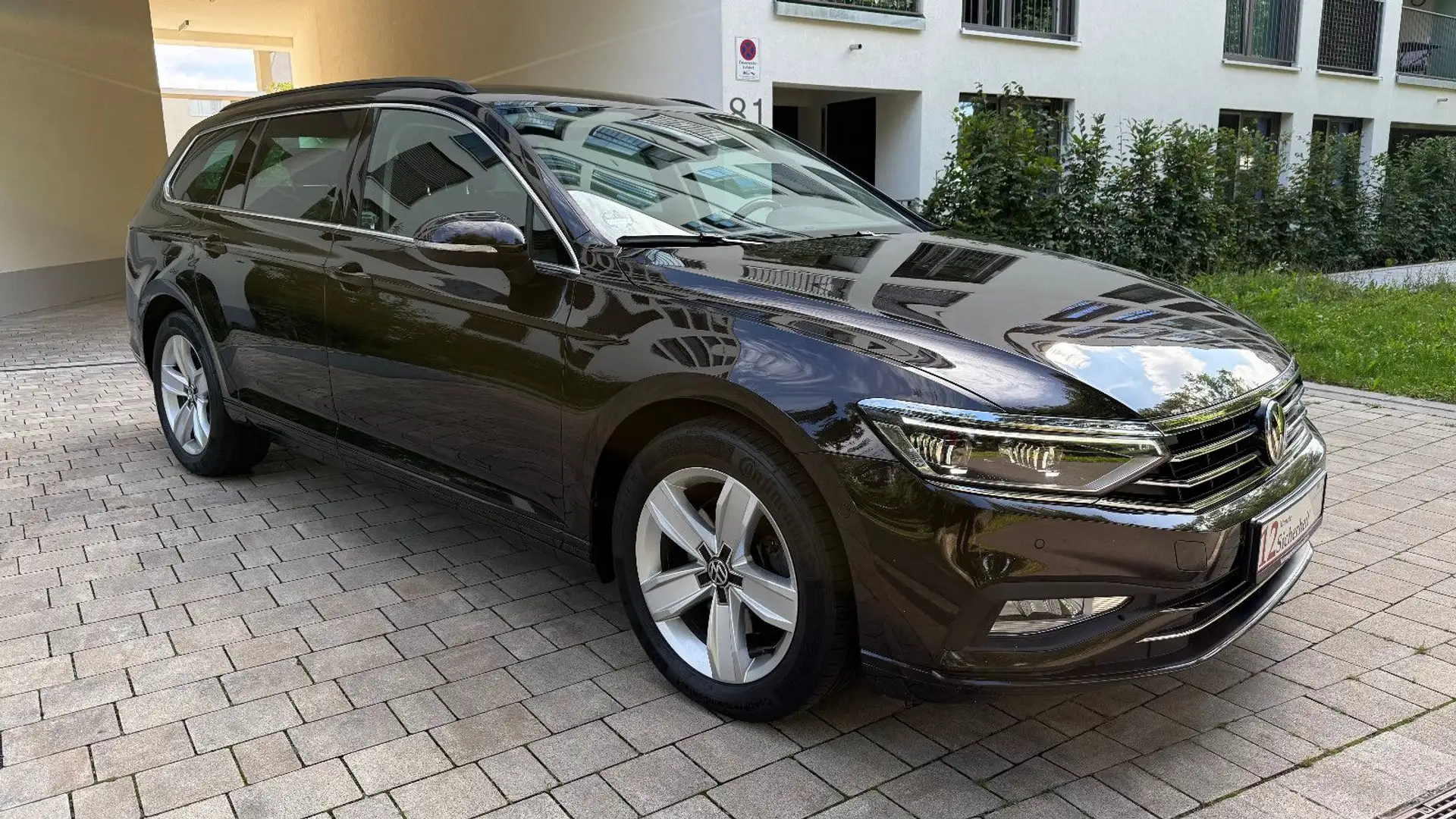 Volkswagen Passat Variant Business 4Motion Braun - 1