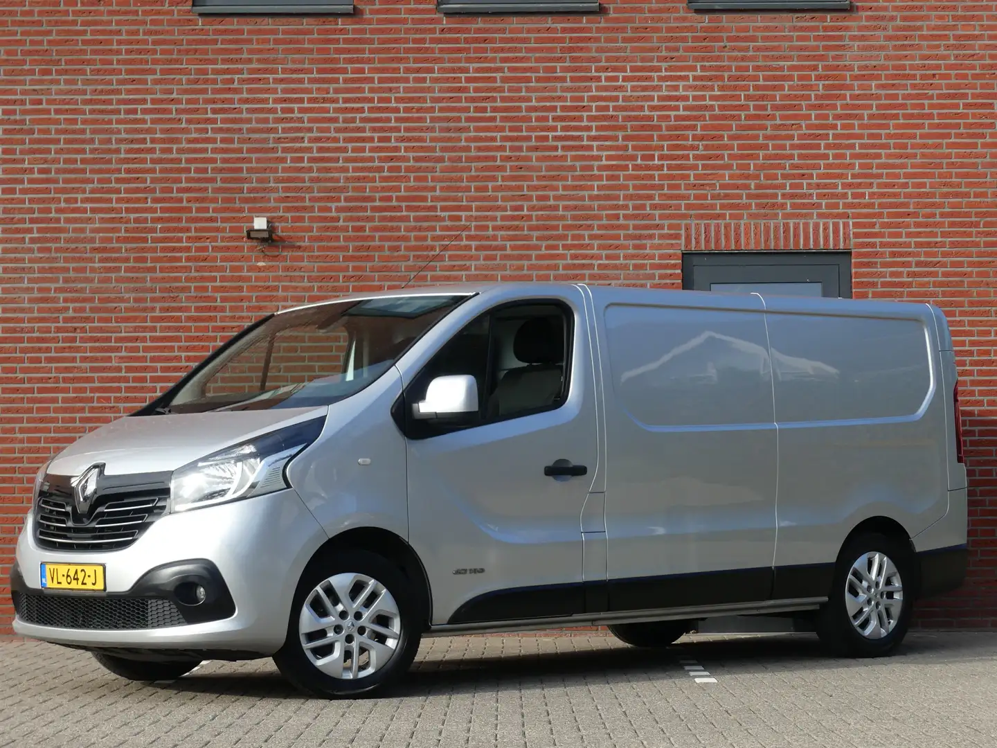 Renault Trafic 1.6 dCi T29 L2 141PK Airco/Trekhaak/PDC/Navigatie Gris - 1