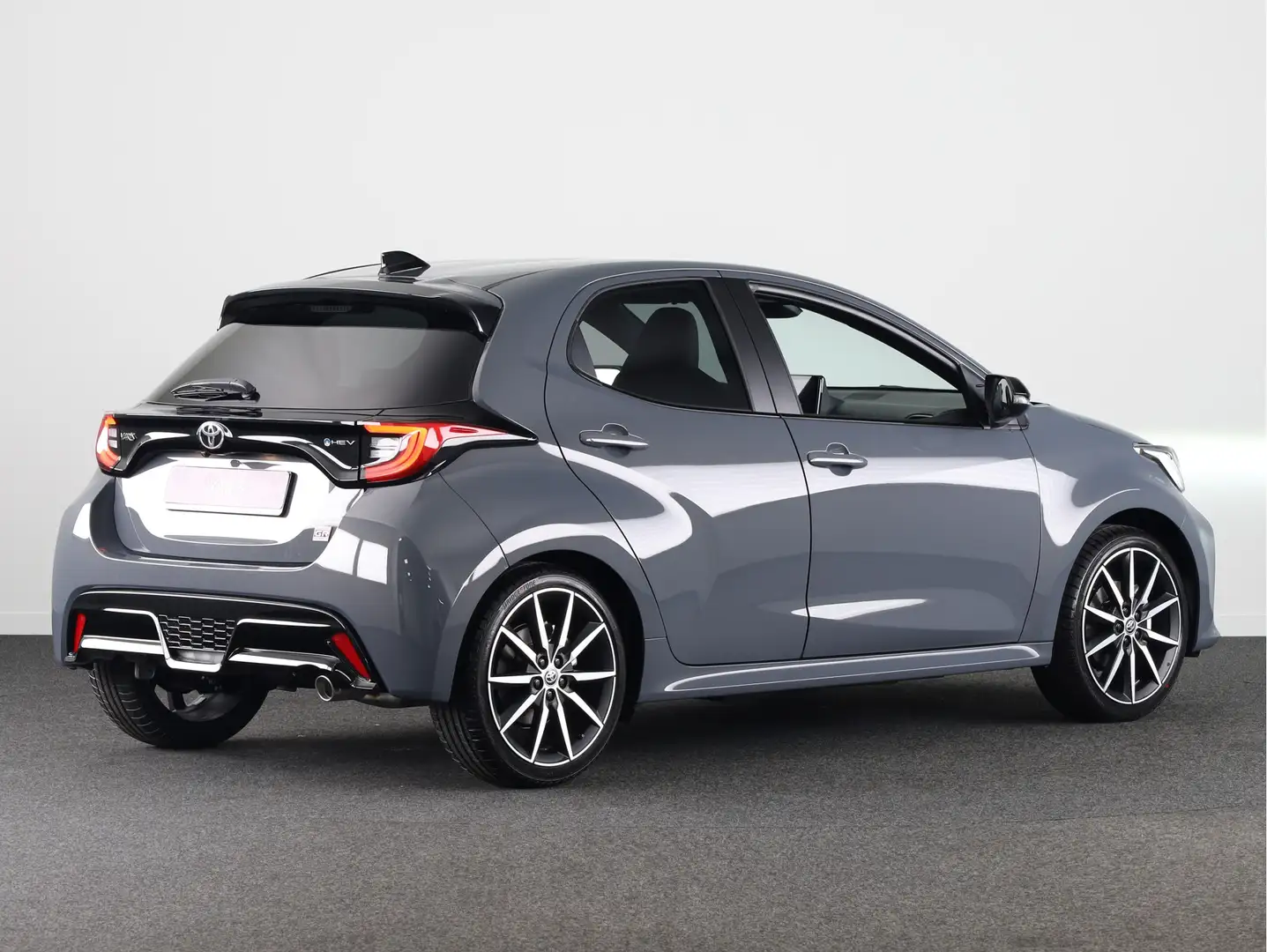Toyota Yaris 1.5 Hybrid 130 GR Sport *NIEUW* | Direct leverbaar Grijs - 2