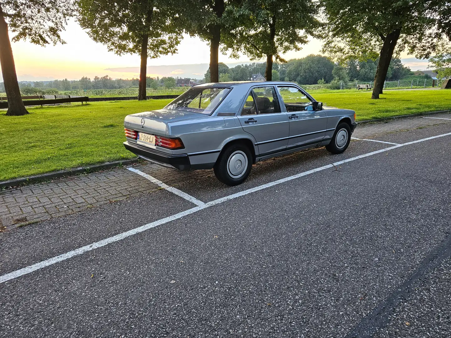 Mercedes-Benz 190 190 2.0 Сірий - 2