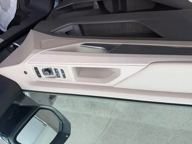 Volkswagen Multivan view 11