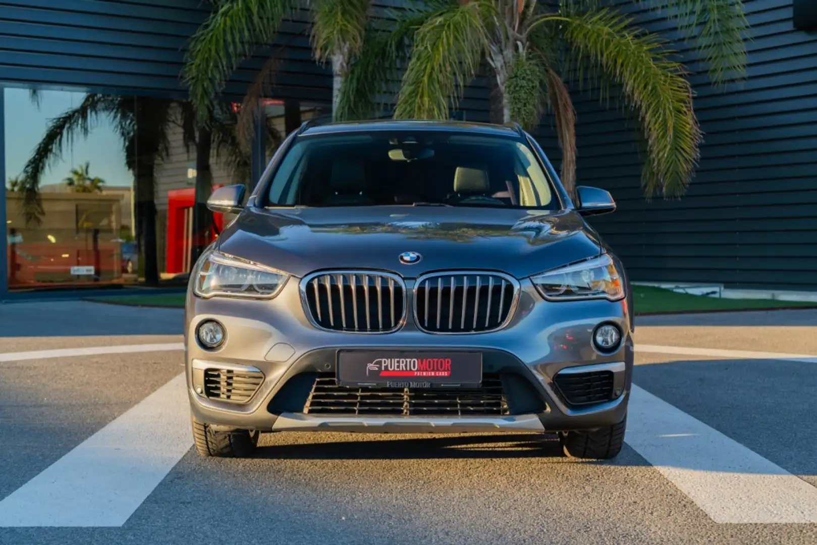 BMW X1 xDrive 20dA Grau - 2