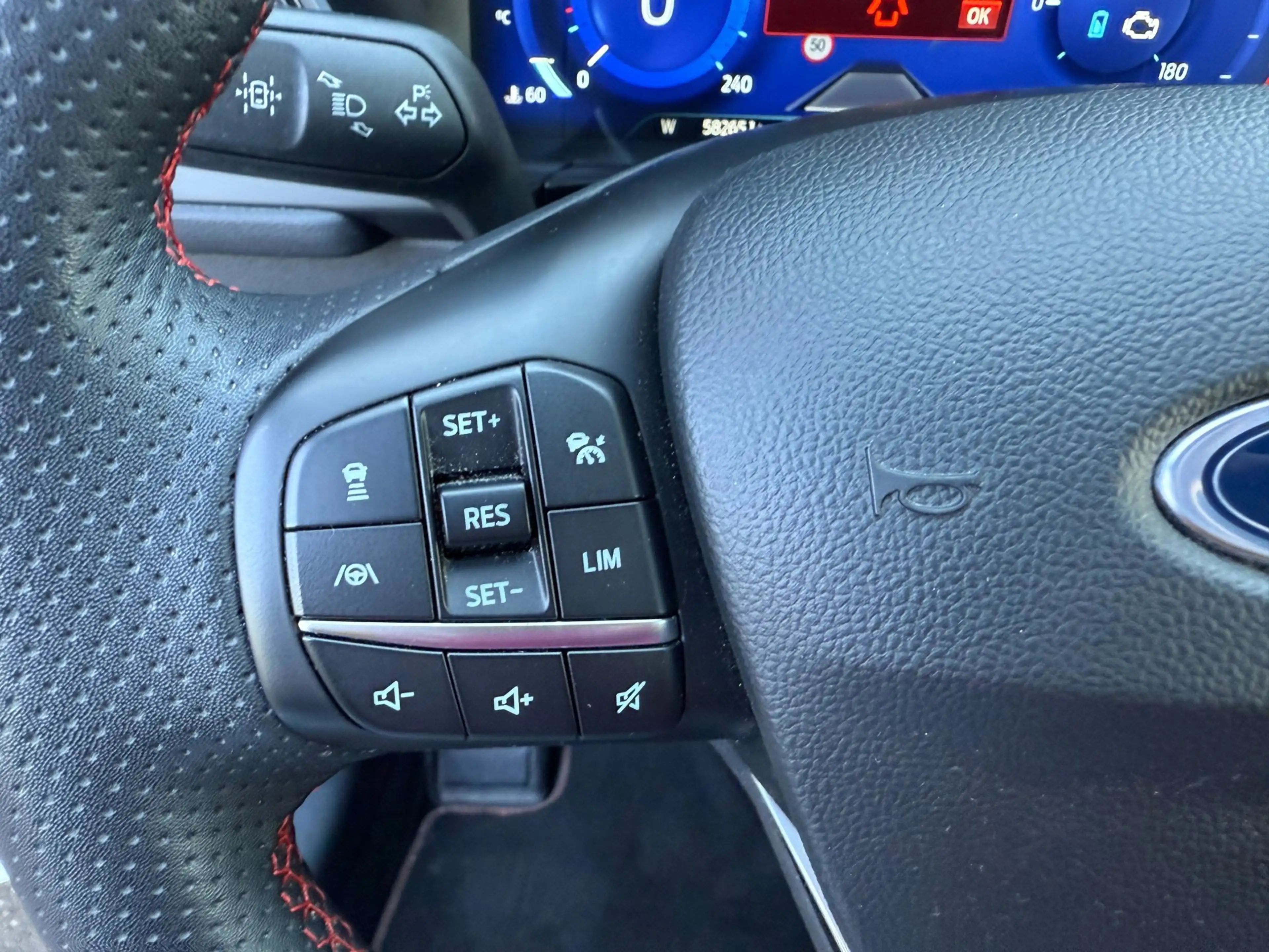 Ford Kuga 2.5 PHEV ST-Line — photo 14