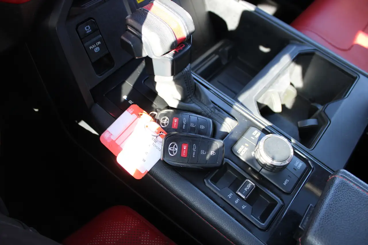Toyota Tundra снимка Toyota Tundra