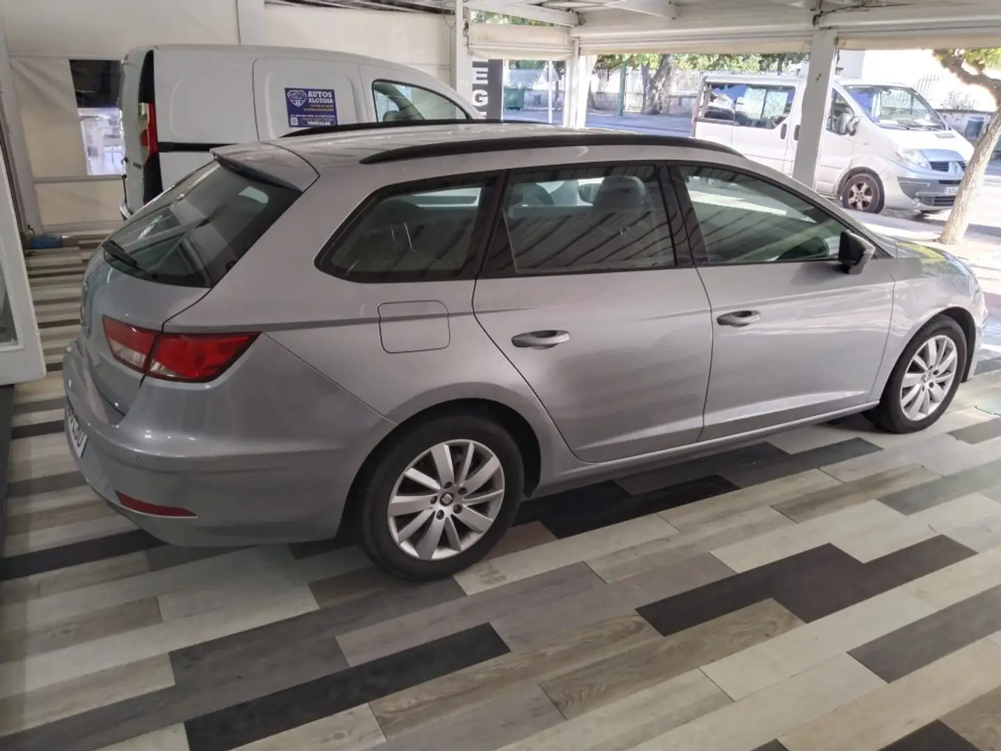 SEAT Leon 1.6TDI CR S&S Reference Plus 115 Gris - 2