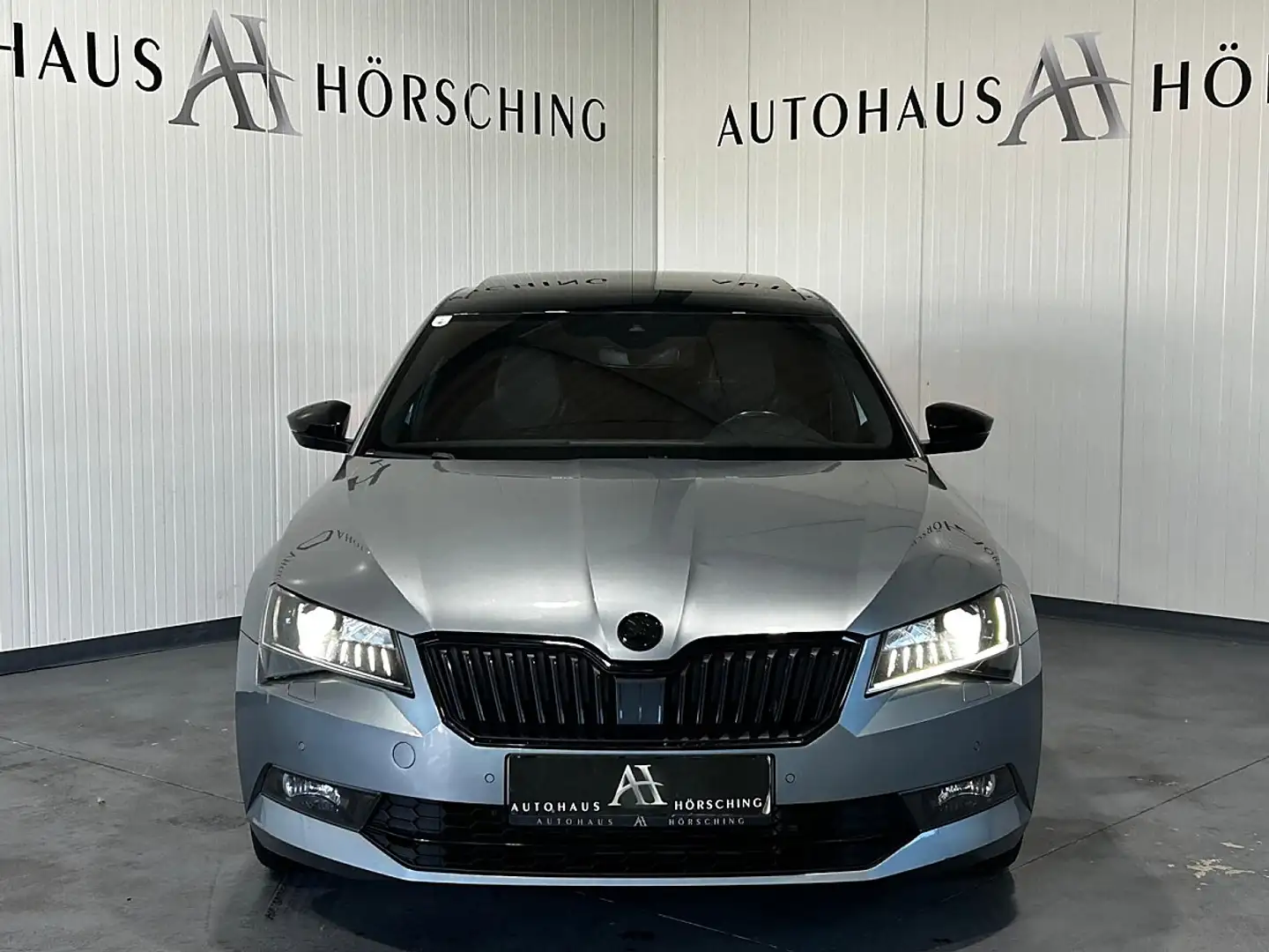 Skoda Superb 2,0 TDI Sportline DSG //PANO//MEMORY//SPORTSITZ... Grau - 2