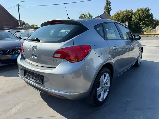 Opel Astra view 5