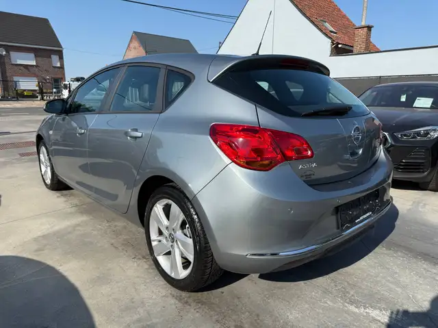 Opel Astra view 7