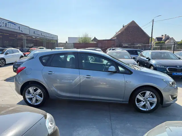 Opel Astra view 4