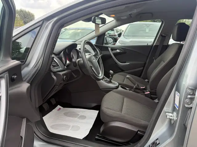 Opel Astra view 12
