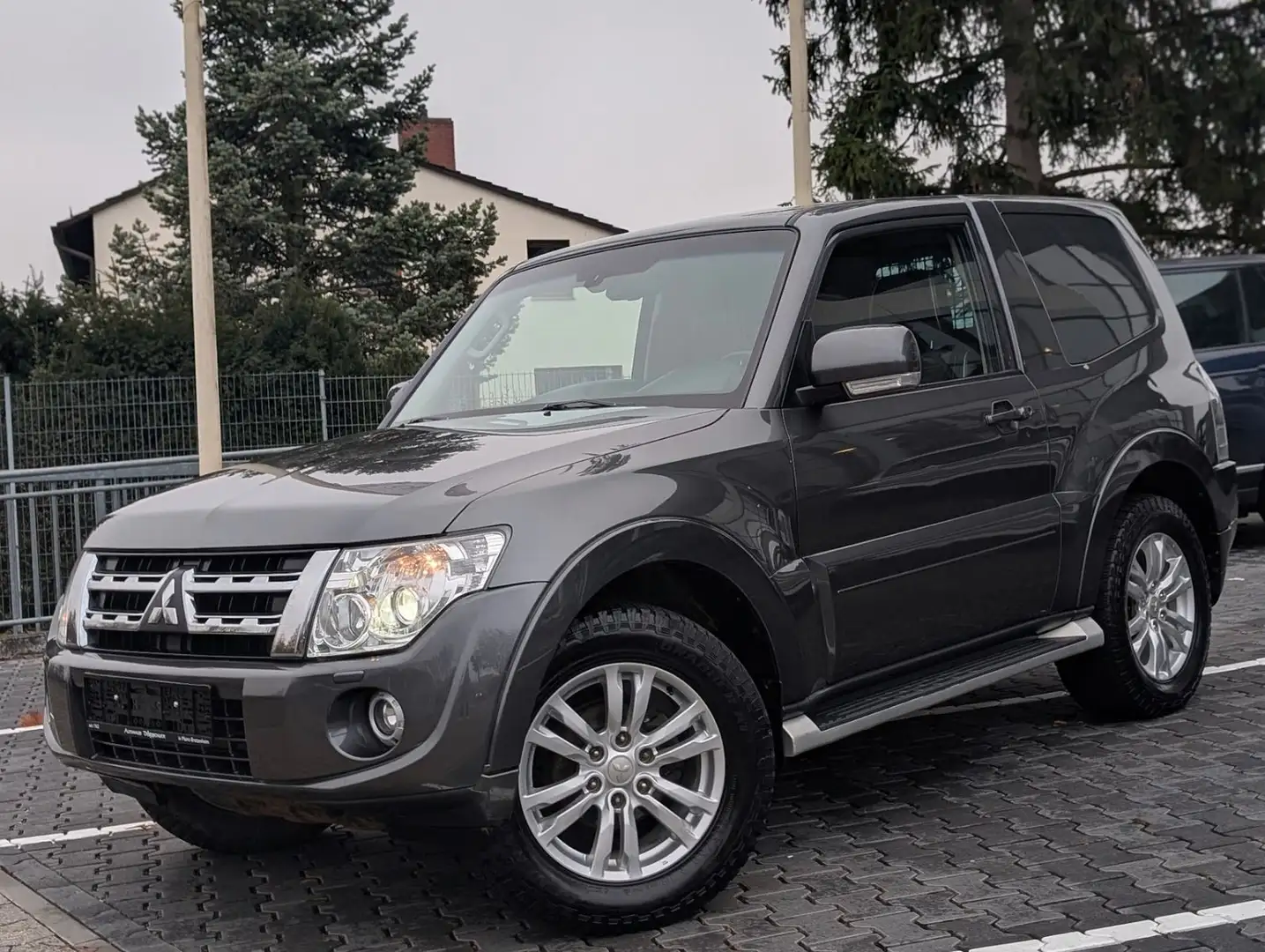 Mitsubishi Pajero Intense *4x4*LEDER*XENON*SHZ*NAVI*KAMERA* Grau - 1