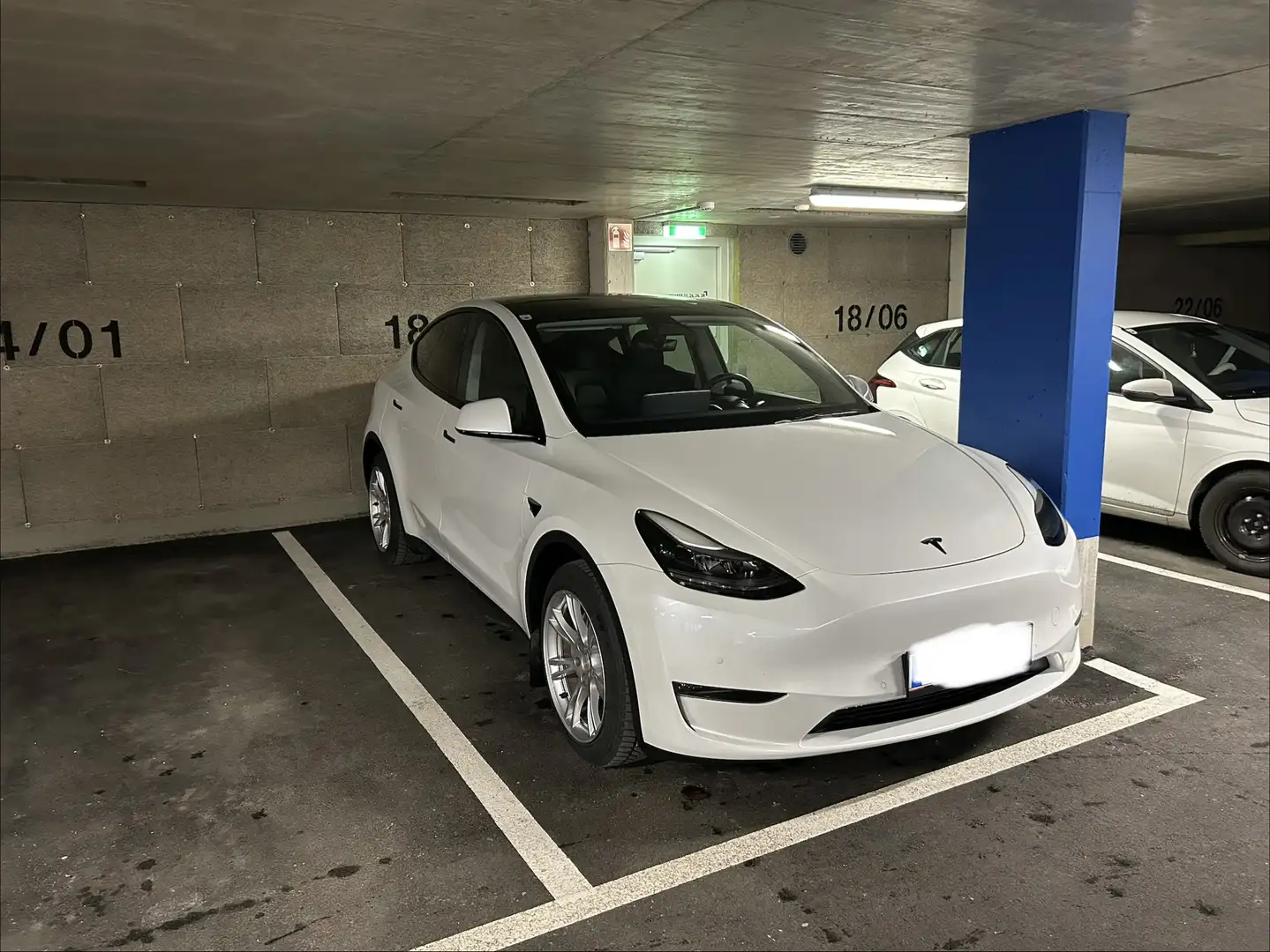 Tesla Model Y Long Range AWD 75kWh - 1