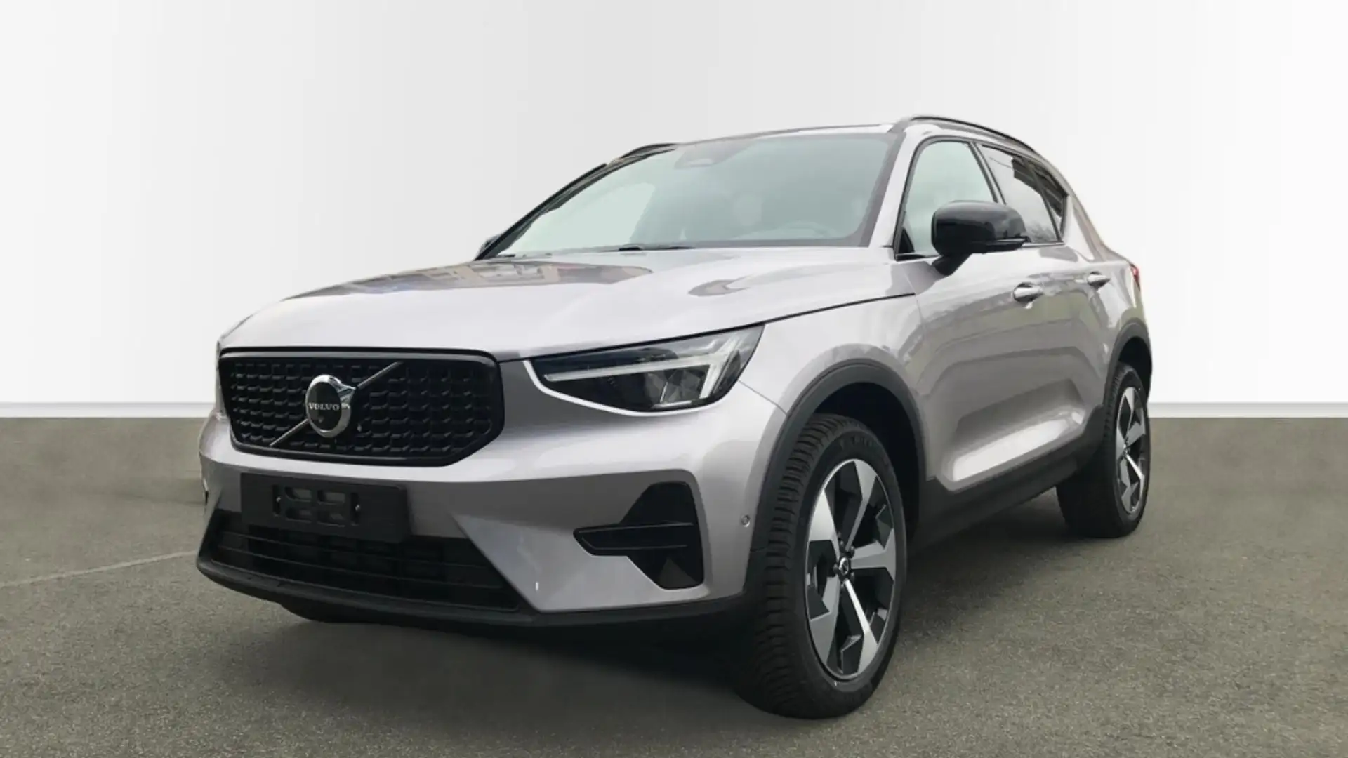 Volvo XC40 PLUS B3 MILD HYBRID GASOLINA DARK - 1