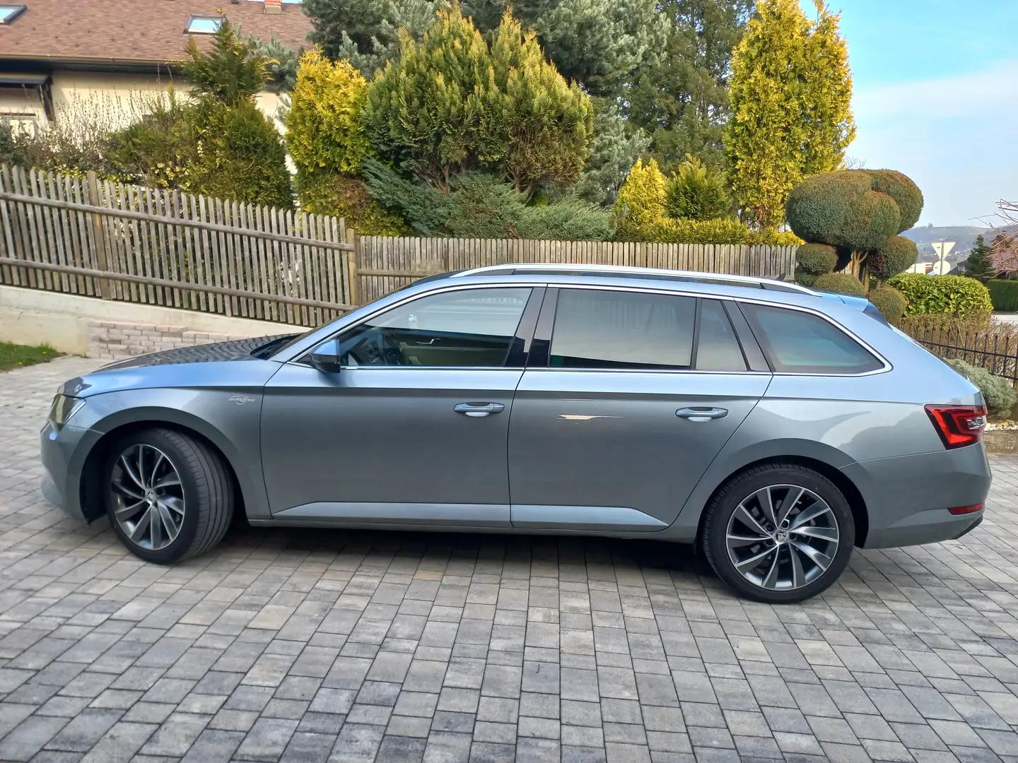 Skoda Superb Superb Kombi 2,0 TDI DSG 4x4 LK Grau - 1