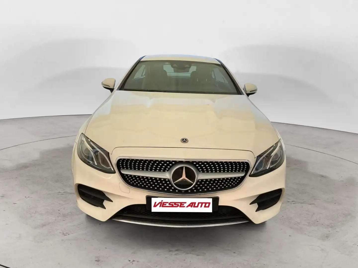 Mercedes-Benz E 220 4Matic Premium Bílá - 2