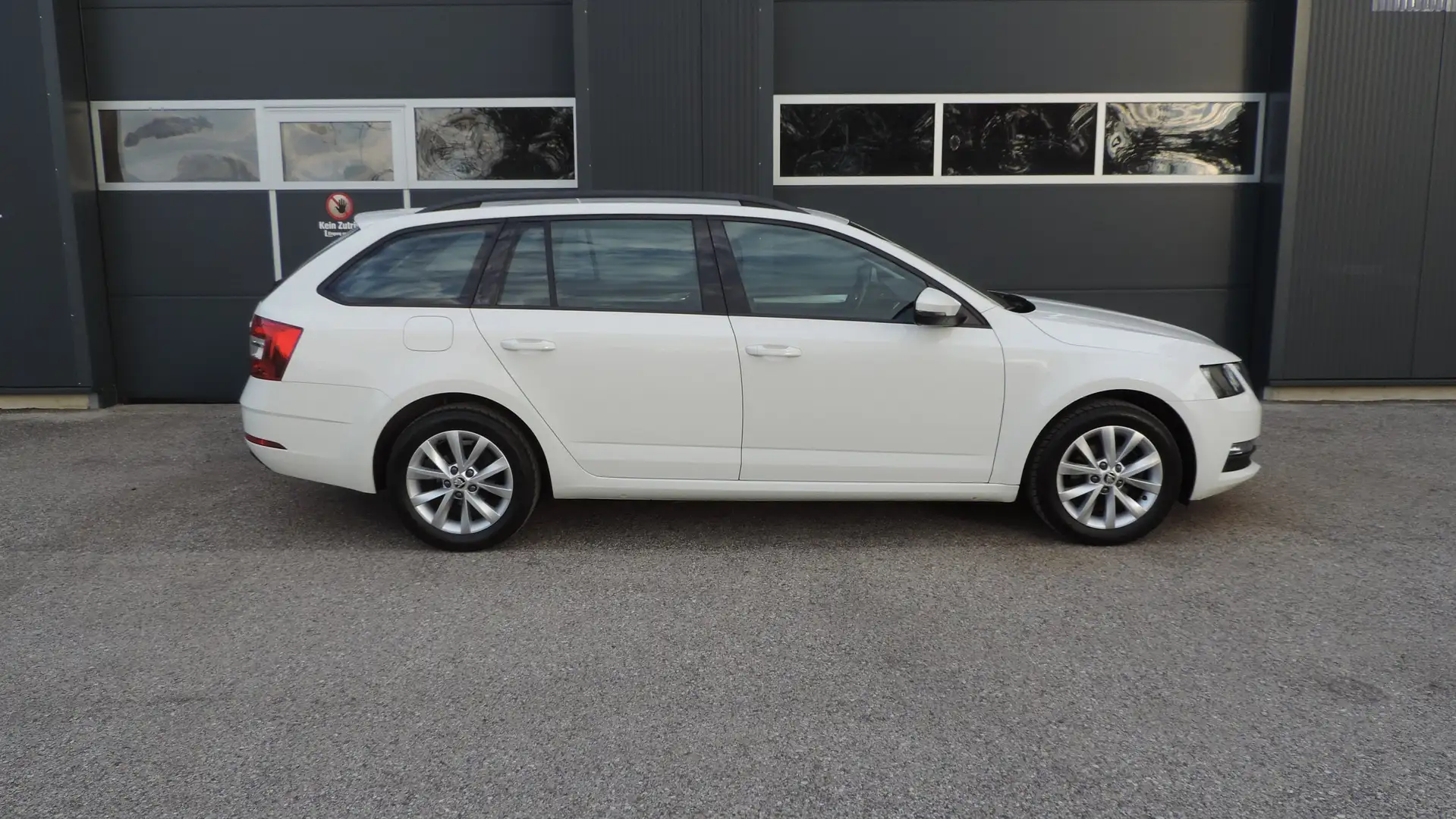 Skoda Octavia Kombi 1,6 TDI Limited / 1.Besitz / Weiß - 1