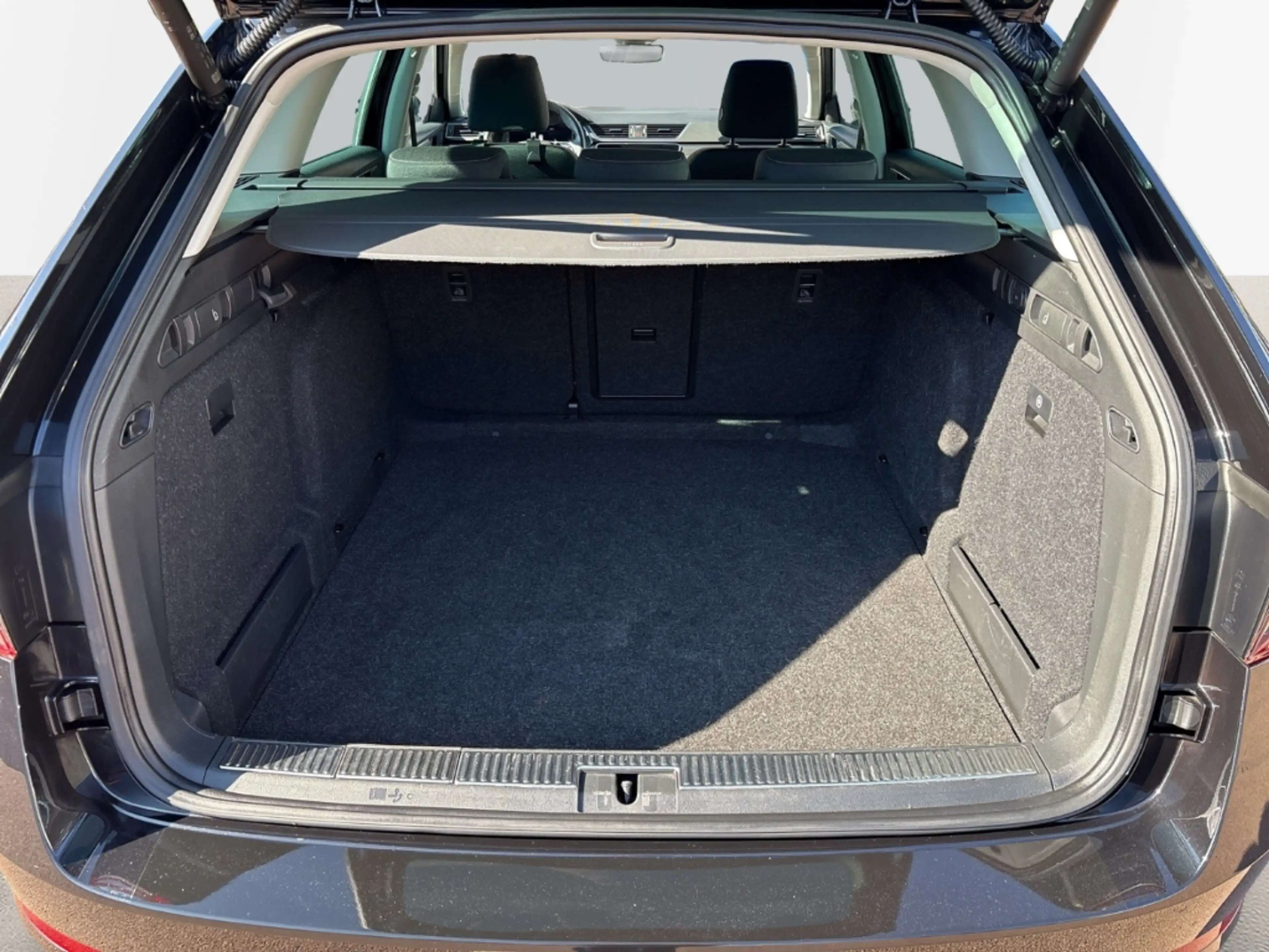 Skoda Superb 2.0 TDI Style StandHZG 360° AHK LED ACC — photo 10