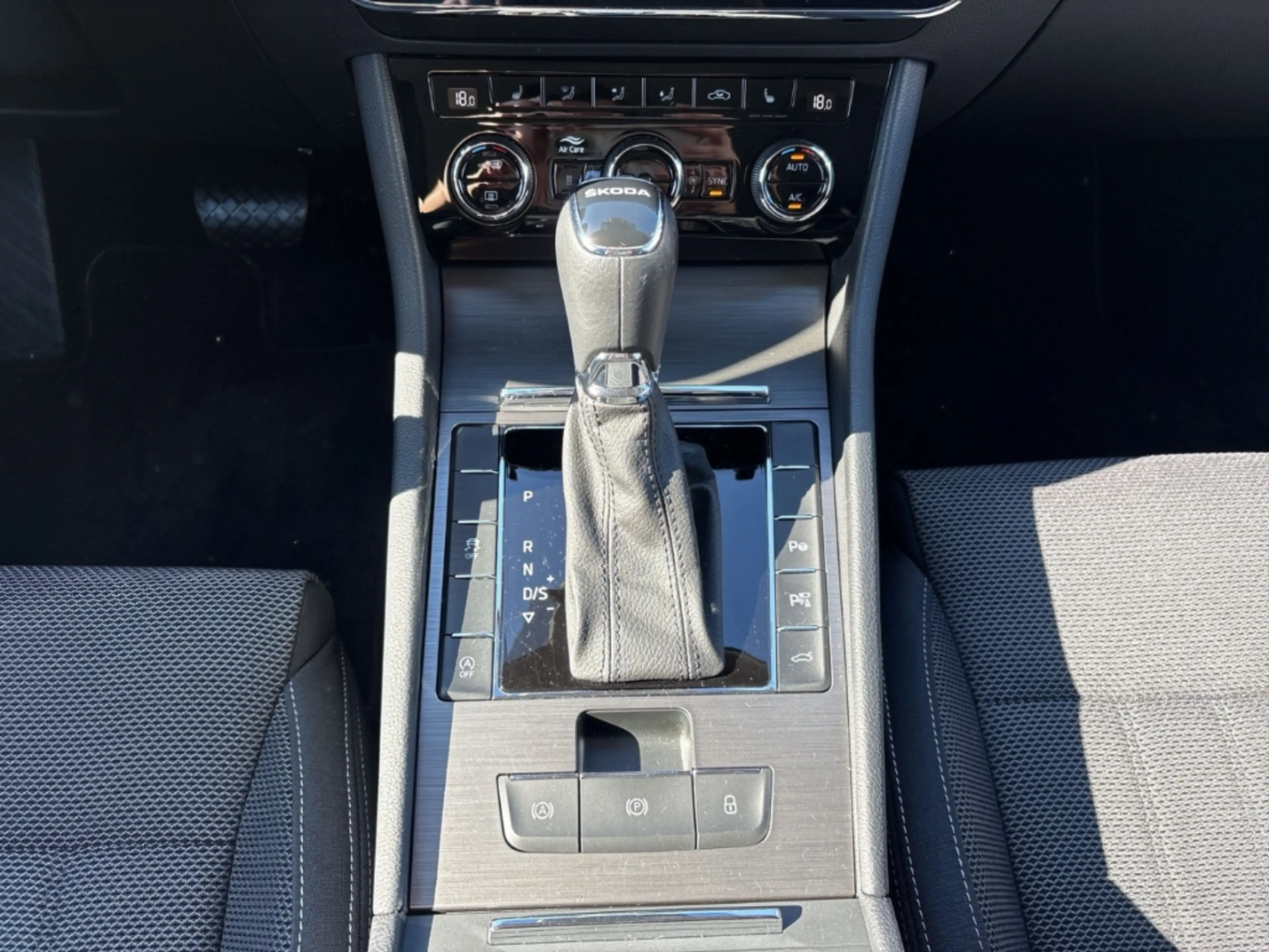 Skoda Superb 2.0 TDI Style StandHZG 360° AHK LED ACC — photo 15